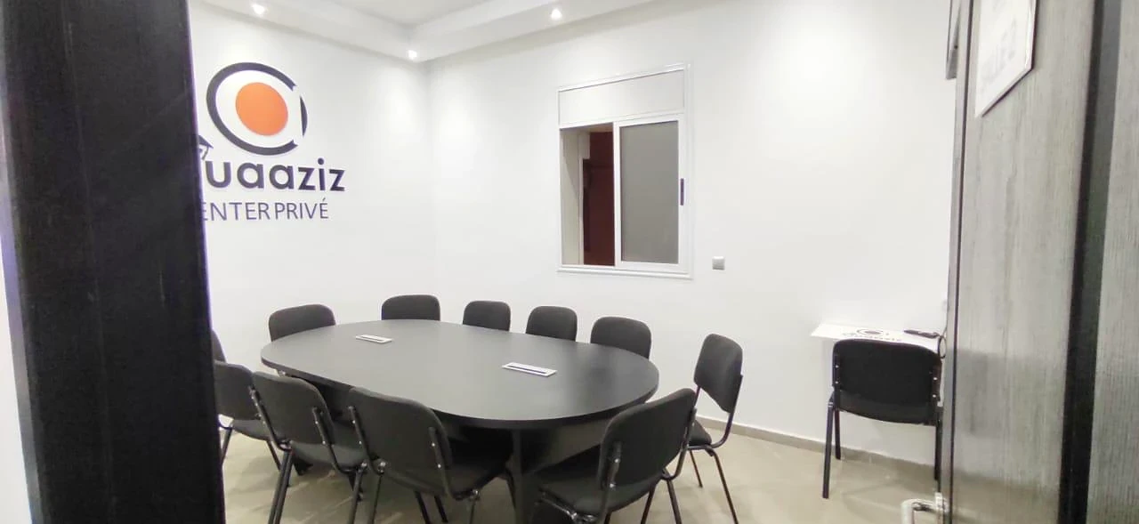 La table de travail et les chaises dans la salle de formation.