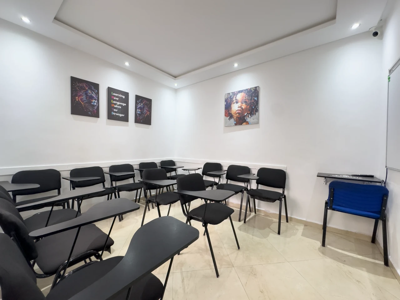 Les chaises à tablette disposées autour de la salle.