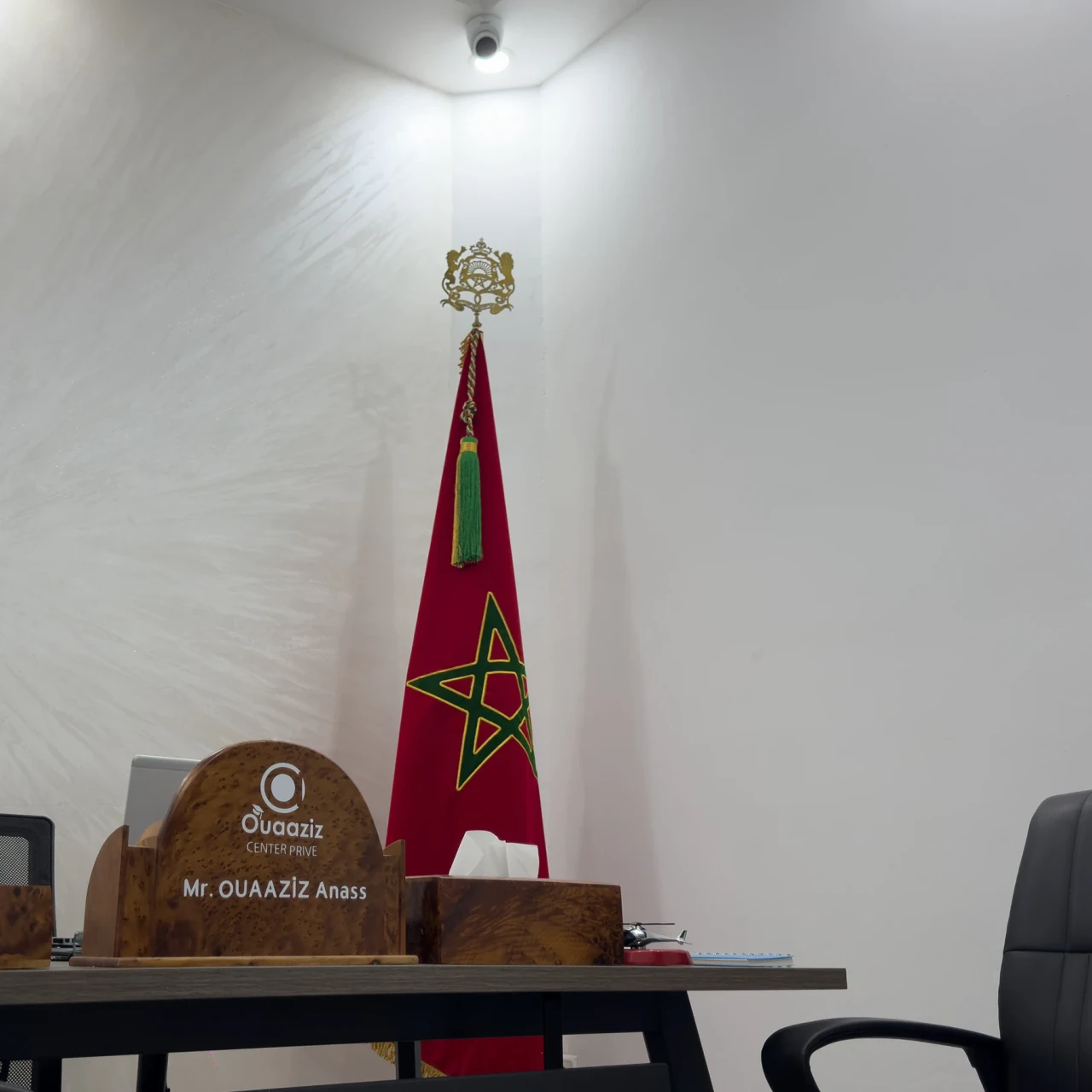 Le drapeau marocain dans le bureau du centre.