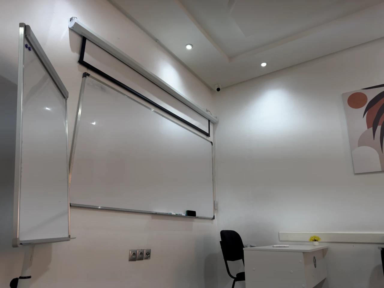 L’espace du formateur au pied du tableau.