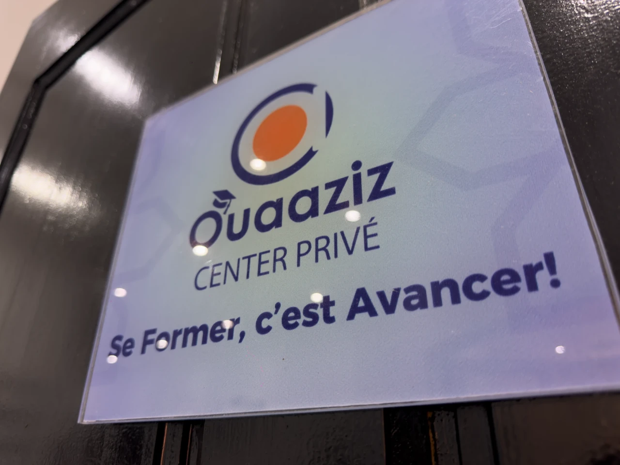 Le message « Se former, c’est avancer » sur une porte.