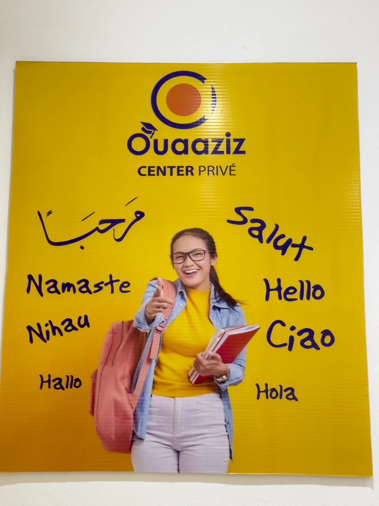 L’affiche jaune et ses salutations en plusieurs langues.
