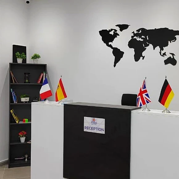 Le drapeau espagnol près de la bibliothèque de l’accueil.