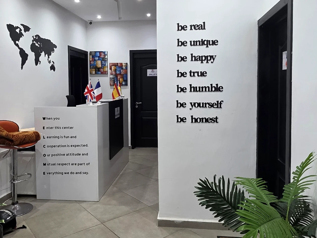 Le comptoir d’accueil et le passage vers les salles.