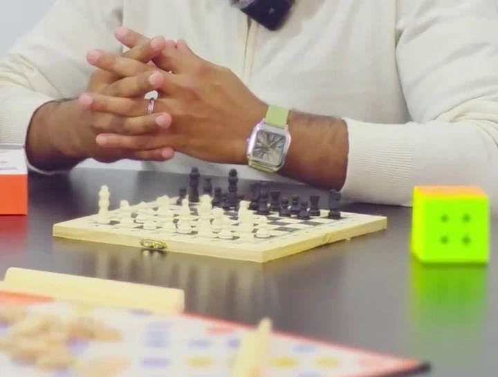 Des jeux de réflexion et un dé coloré sur une table.