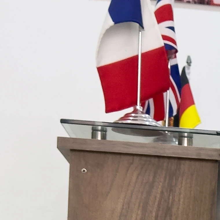 Le drapeau français sur le comptoir en bois.