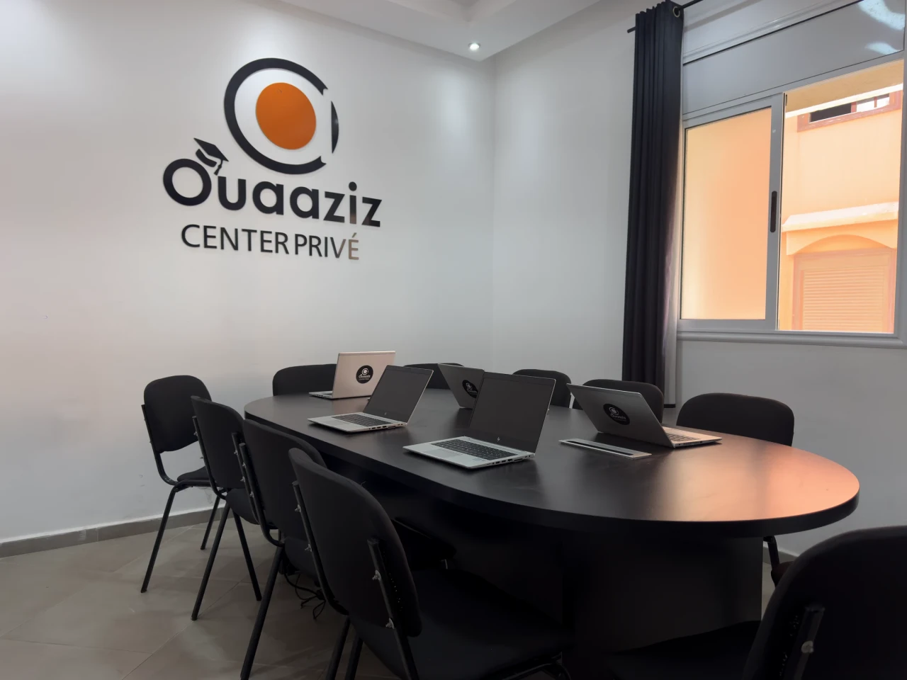 Des ordinateurs portables autour de la table ovale.