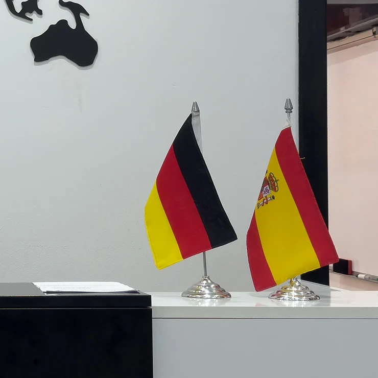 Le drapeau allemand près de la porte à l’accueil.