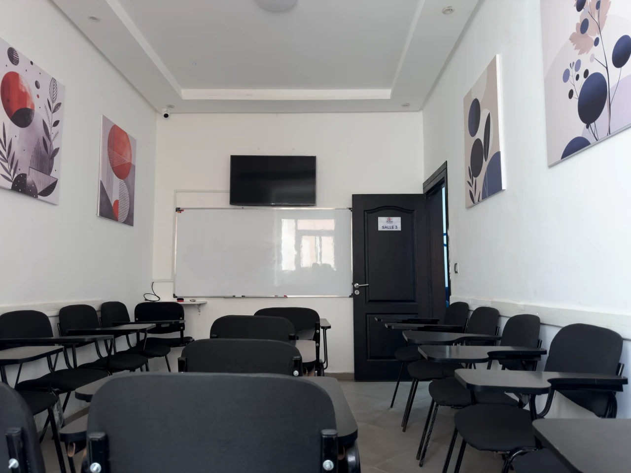 La salle de cours vue depuis les dernières rangées.