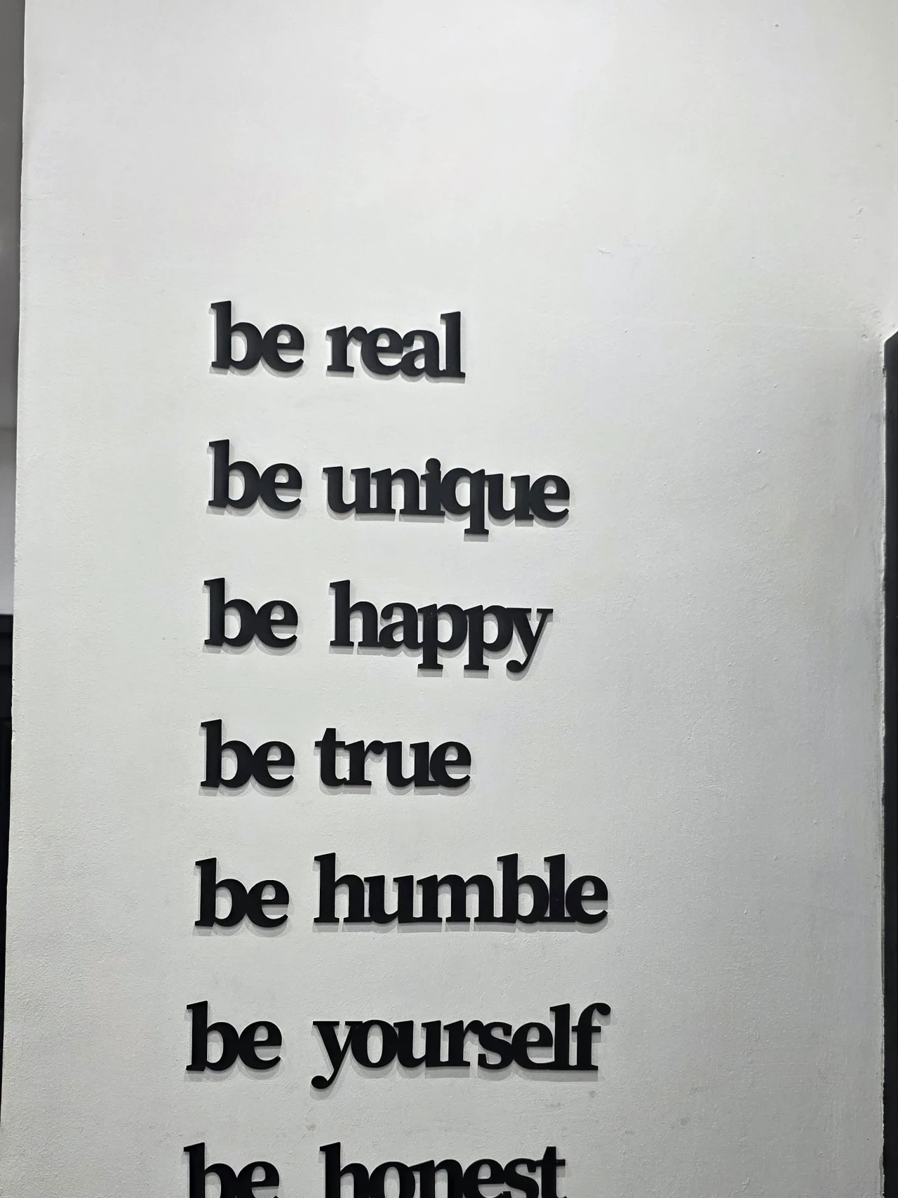 Des mots d’encouragement en anglais sur le mur de l’entrée.