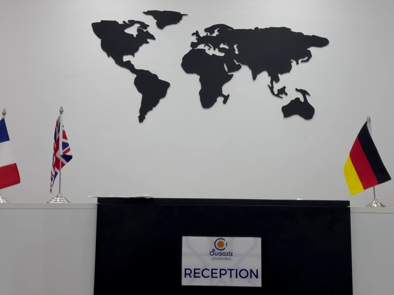 Les drapeaux et la carte du monde à l’accueil.