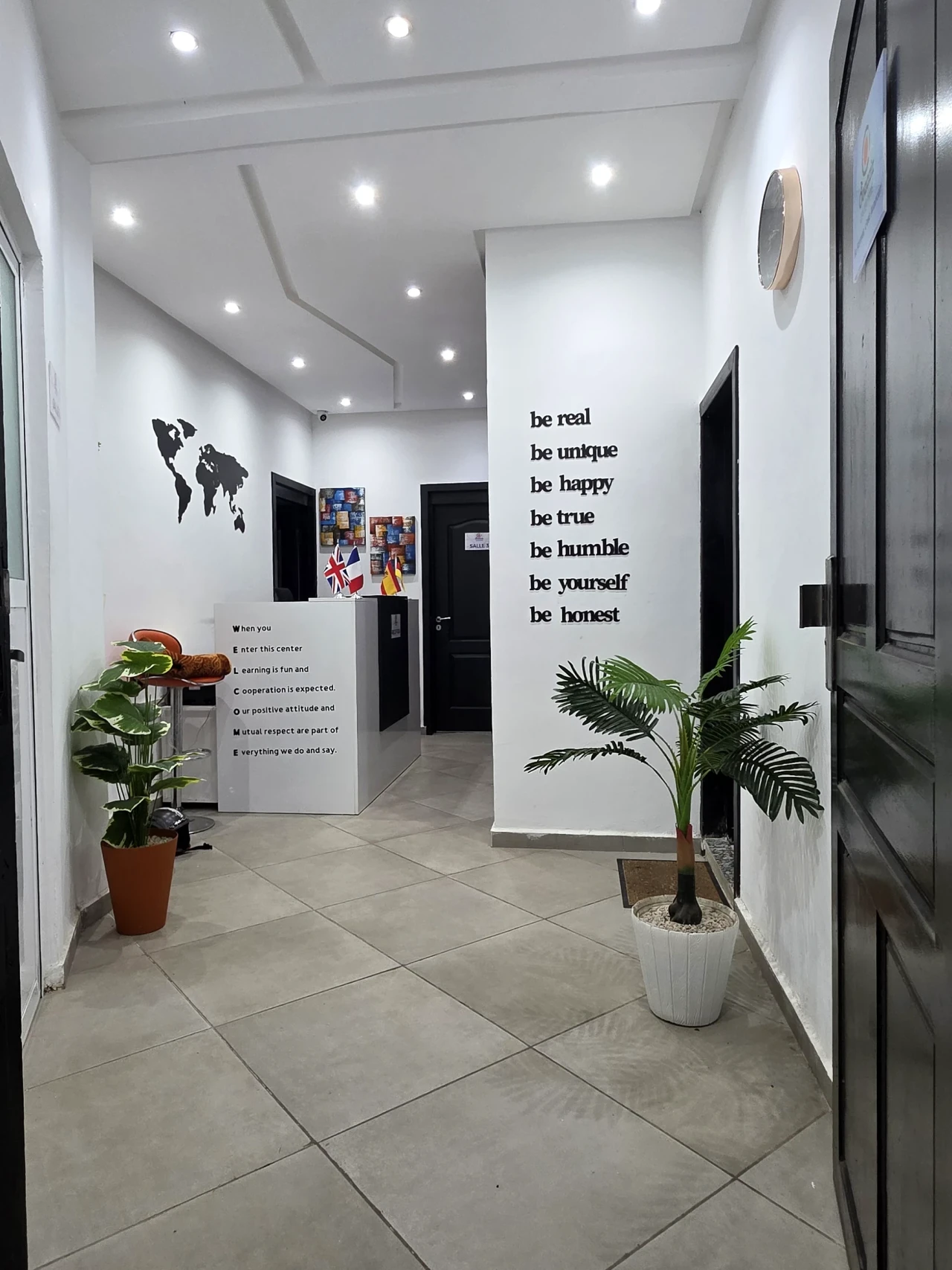 Le couloir entre l’accueil et les salles de cours.