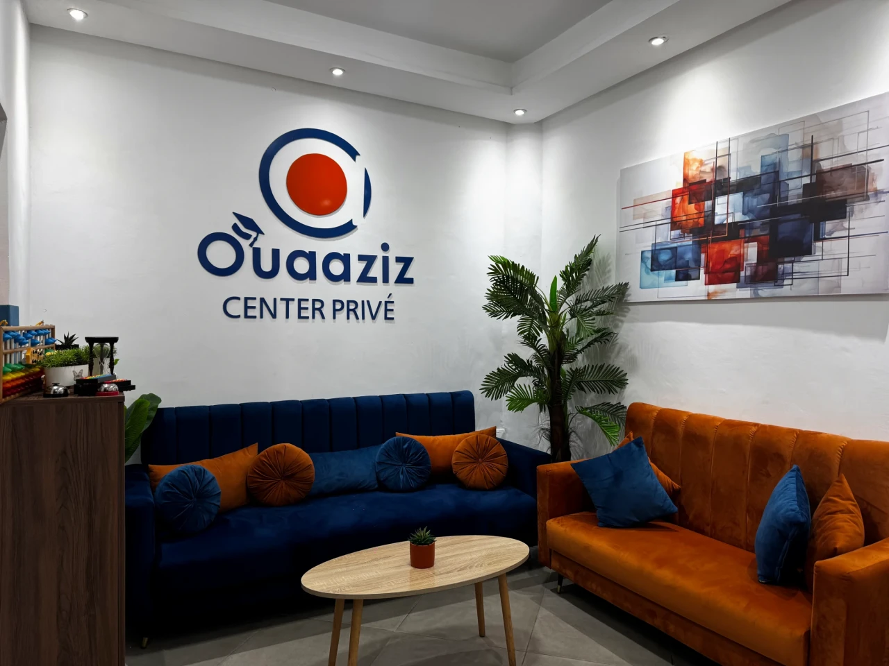 Le salon d’accueil, avec les canapés bleu et orange.