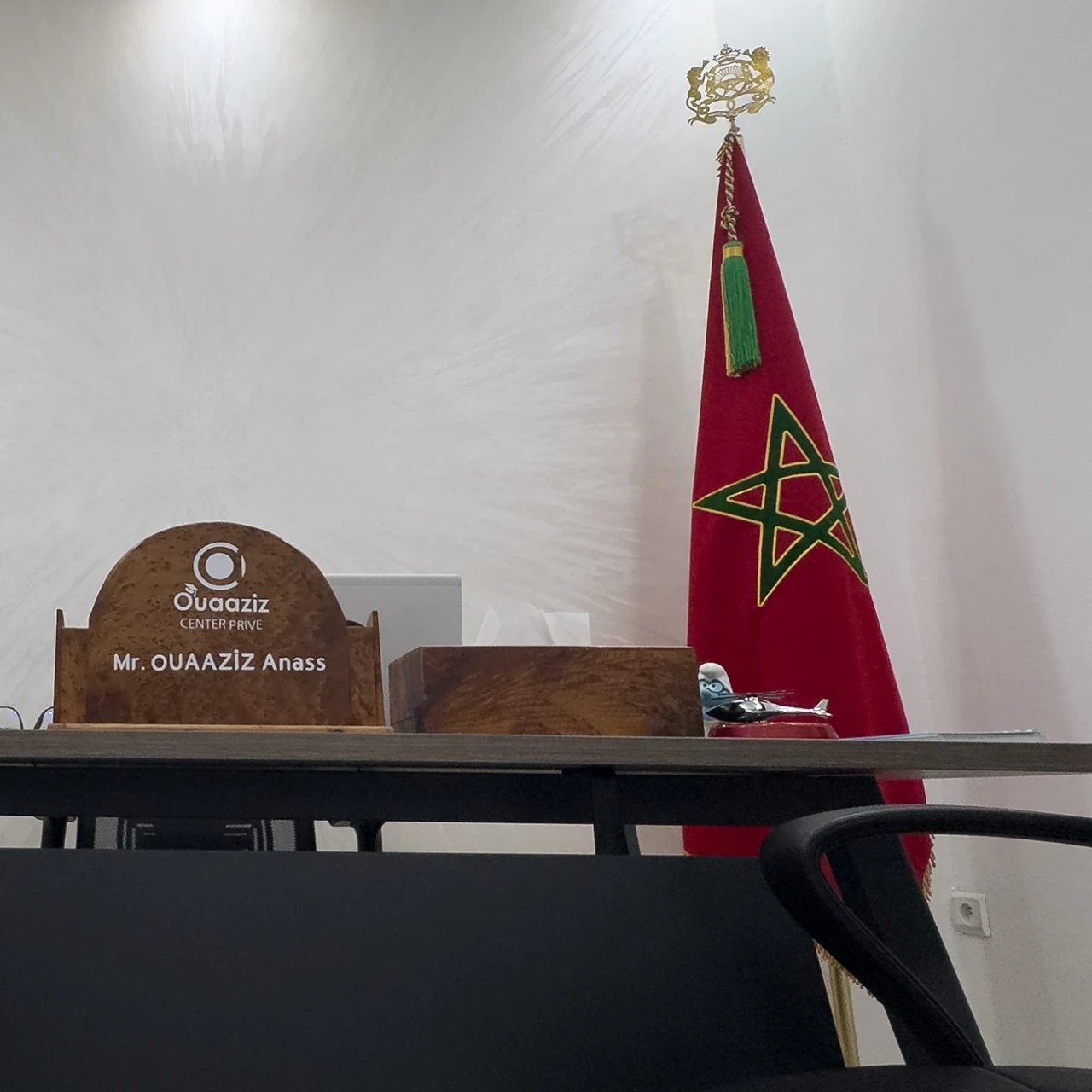 Le drapeau marocain près des fauteuils du bureau.