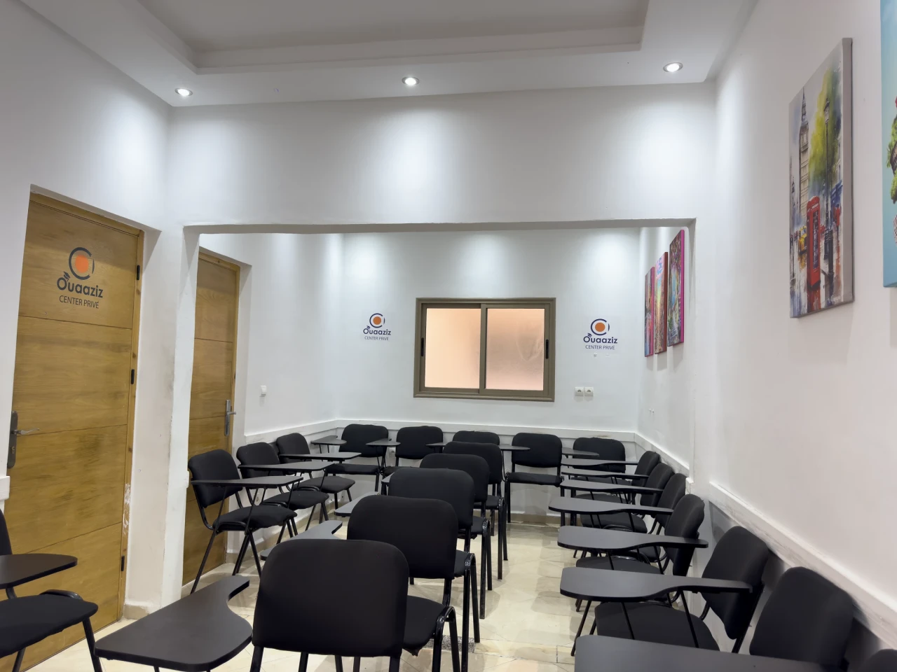 Une grande salle de cours, vue depuis le tableau.